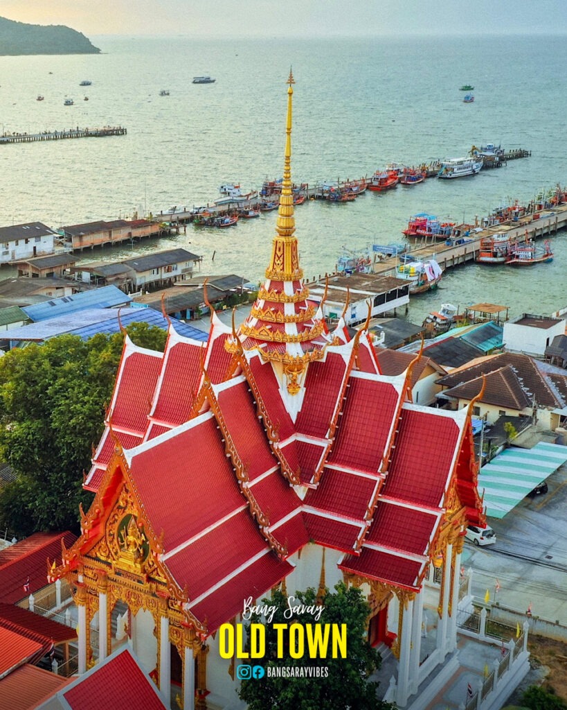 The picture showcases the Buddhist Thai Temple Wat Luang Pho Thong Yu and a fishing pier in Bang Saray Old Town.